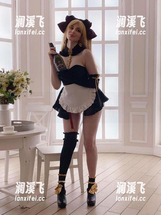 Alina Becker 一起观看吧,Alina Becker带来的修女写真——可爱又古怪